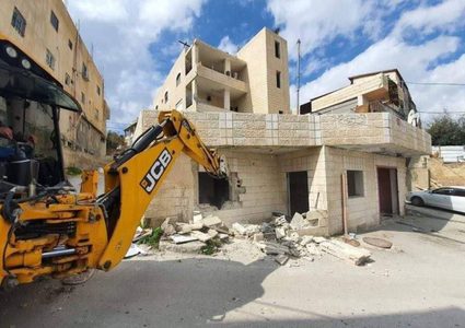 القدس: سلطات الاحتلال تجبر مواطناً على هدم منزله في العيسوية