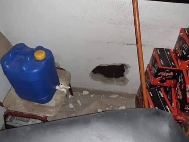 سرقة محل لبيع السجائر في غزة بطريقة مبتكرة