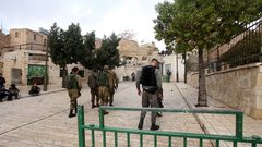الاحتلال يشدد من إجراءاته العسكرية في محيط الحرم الإبراهيمي