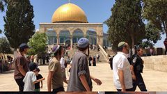 عشرات المستوطنين يقتحمون ساحات المسجد الأقصى