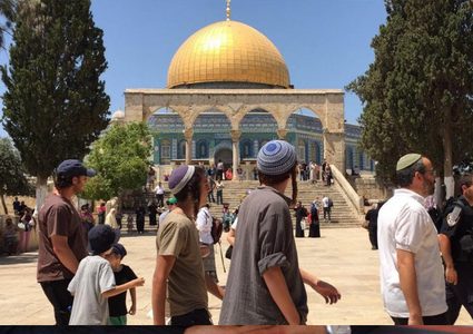 عشرات المستوطنين يقتحمون ساحات المسجد الأقصى