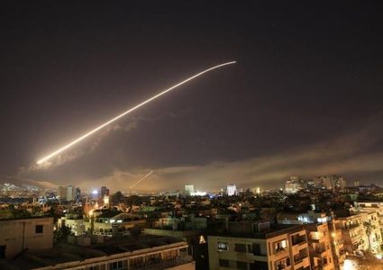 "سانا": الدفاعات الجوية السورية تتصدى لاهداف معادية جنوب دمشق