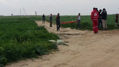 جرافة اسرائيلية تنكل بجثمان شهيد شرق خان يونس