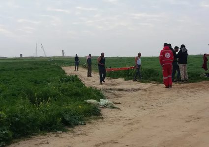 جرافة اسرائيلية تنكل بجثمان شهيد شرق خان يونس