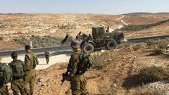 الاحتلال يغلق طرقا ومداخل شرق يطا