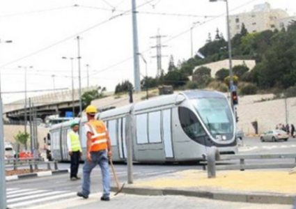 الاحتلال يغلق الطرق ويوقف حركة القطارات في محيط غزة