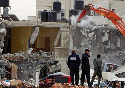 الخليل: الاحتلال يخطر بوقف العمل في وحدة صحية لمسجد ومسكنين