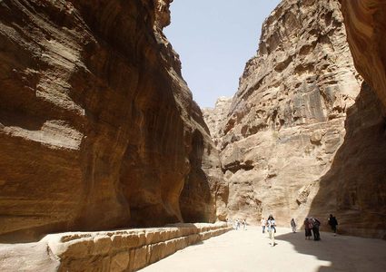 البتراء المدينة الوردية بناها العرب الانباط قبل آلاف السنينعدسة عبدالرحيم قوصيني