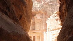 البتراء المدينة الوردية بناها العرب الانباط قبل آلاف السنين