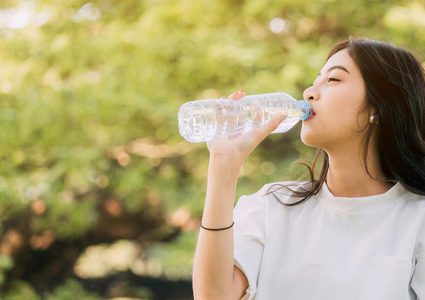 علامات تشير إلى أنك تشرب ماء أقل مما ينبغي