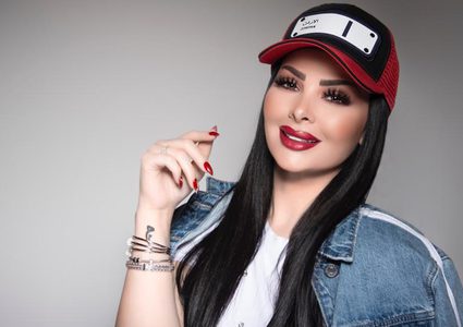 ديانا كرزون تدخل القفص الذهبي