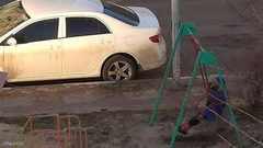 شاهد أم في الطابق الرابع تلاعب ابنها في الشارع بطريقة "جهنمية"