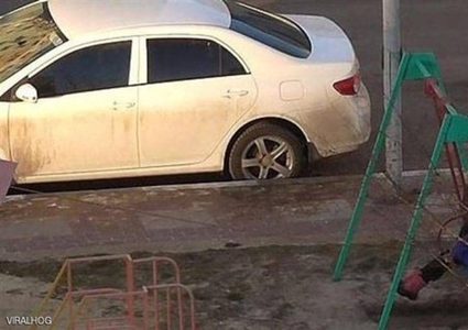 شاهد أم في الطابق الرابع تلاعب ابنها في الشارع بطريقة "جهنمية"