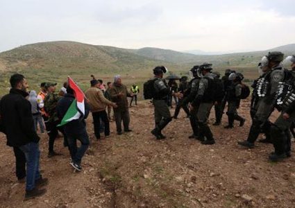 اصابات بالاختناق اثر قمع الاحتلال مسيرة متوجهة للاغوار