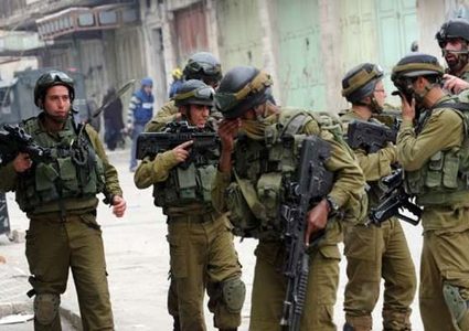 قوات الاحتلال تداهم عدة منازل جنوب الخليل