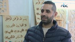 الشاب جمال المحتسب من مدينة الخليل يبدع في تعتيق الخشب