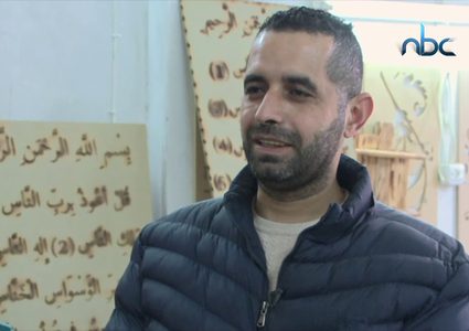 الشاب جمال المحتسب من مدينة الخليل يبدع في تعتيق الخشب