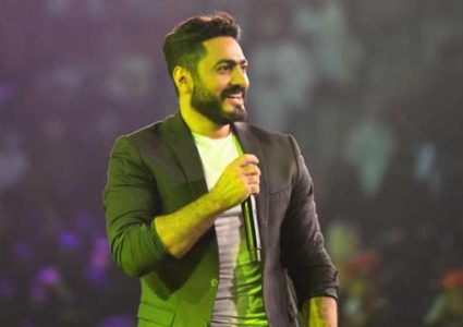 تامر حسني يطلب المساعدة من الجمهور