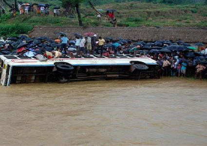 مصرع 24 شخصا جراء سقوط حافلة في نهر بالهند