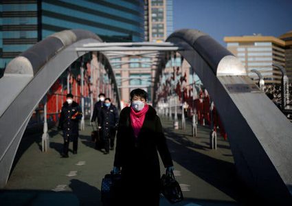 عجوز تهرب من الكورونا بصحبة وعاء من المعكرونة وبطريقة مدهشة