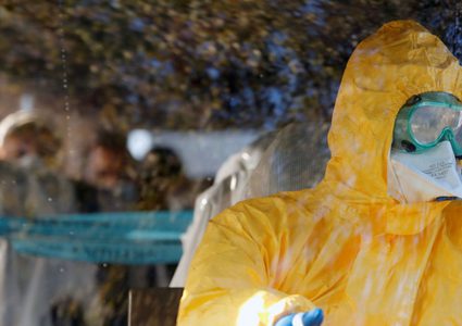 مسنة صينية تجازف بحياتها بسبب كورونا