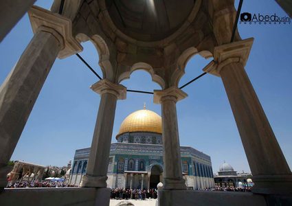 القدس مسجدها وقبتها ... عيوننا اليك ترحل كل يوم