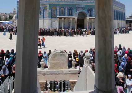 القدس مسجدها وقبتها ... عيوننا اليك ترحل كل يوم