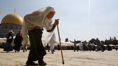 القدس مسجدها وقبتها ... عيوننا اليك ترحل كل يوم