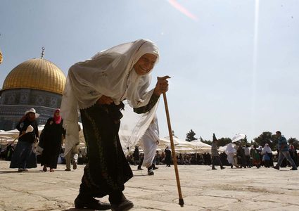القدس مسجدها وقبتها ... عيوننا اليك ترحل كل يوم