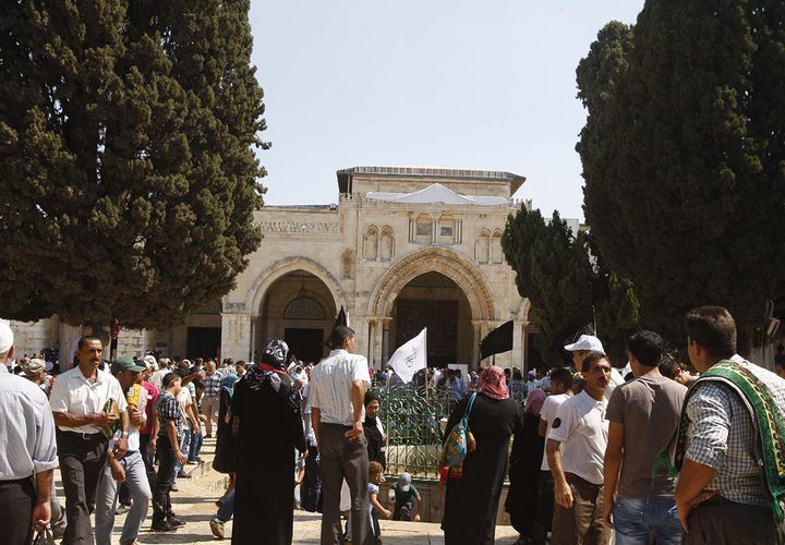 القدس مسجدها وقبتها ... عيوننا اليك ترحل كل يوم