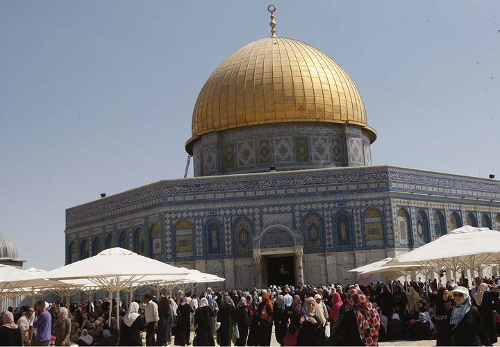 القدس مسجدها وقبتها ... عيوننا اليك ترحل كل يوم