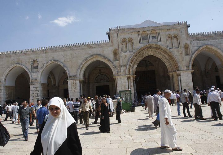 القدس مسجدها وقبتها ... عيوننا اليك ترحل كل يوم