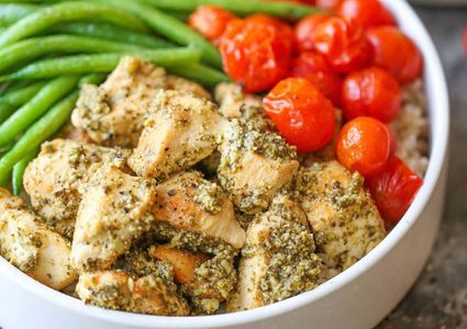 سلطة الدجاج بالبستو