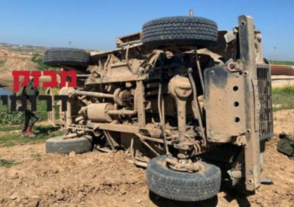 إصابة 4 جنود اسرائيليين في انقلاب حافلة شمال القطاع