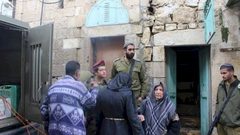 قوات الاحتلال ومستوطنون يقتحمون منزلا في "تل الرميدة" بالخليل