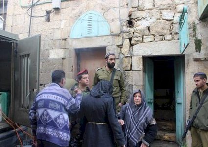 قوات الاحتلال ومستوطنون يقتحمون منزلا في "تل الرميدة" بالخليل