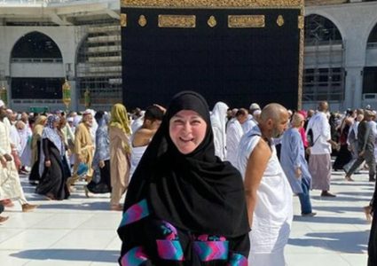 بوسي تؤدي مناسك العمرة