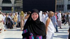 بوسي تؤدي مناسك العمرة