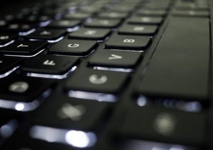 أبسط طريقة لتنظيف لوحة مفاتيح الحواسيب