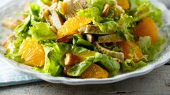 سلطة الدجاج بالأعشاب الخضراء