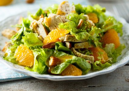 سلطة الدجاج بالأعشاب الخضراء