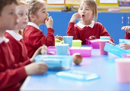 تحذير.. تناول الأطفال لهذه الأطعمة على الغداء يهدد حياتهم