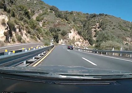 سائق يفقد السيطرة على سيارته الرياضية