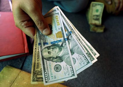 الدولار تحت ضغط مع مراهنة الأسواق