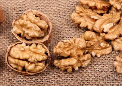 للنساء.. حفنة من الجوز يمكنها أن تطيل العمر وتحسن الصحة