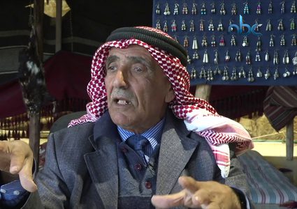 الحاج إسحق الحروب يهوى جمع القطع الأثرية للاحتفاظ بها