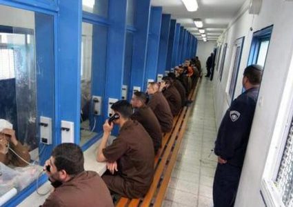 سجون الاحتلال تدرس الحد من زيارات الأسرى بسبب فيروس"كورونا"