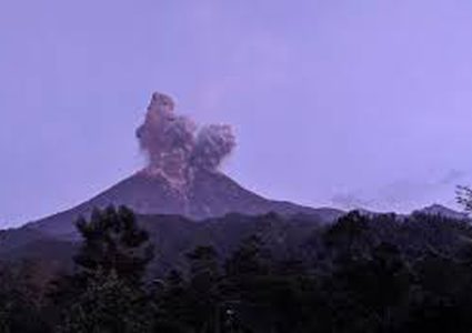 ثوران بركان على جزيرة جاوة الإندونيسية