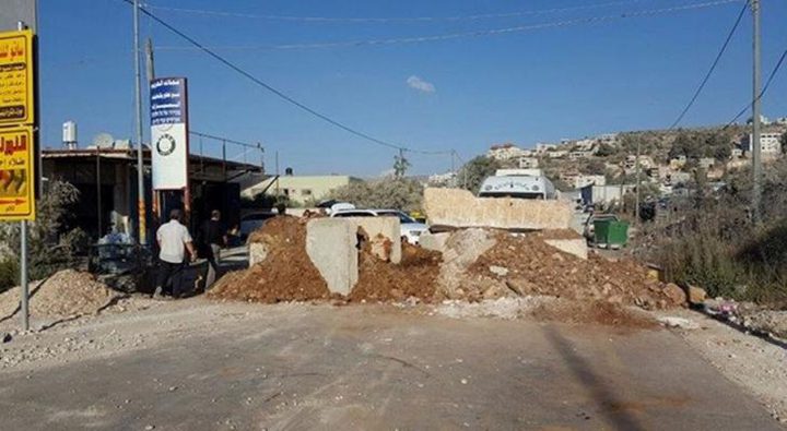 الاحتلال يغلق طريقاً جنوب الخليل بسواتر ترابية