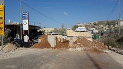 الاحتلال يغلق طريقاً جنوب الخليل بسواتر ترابية